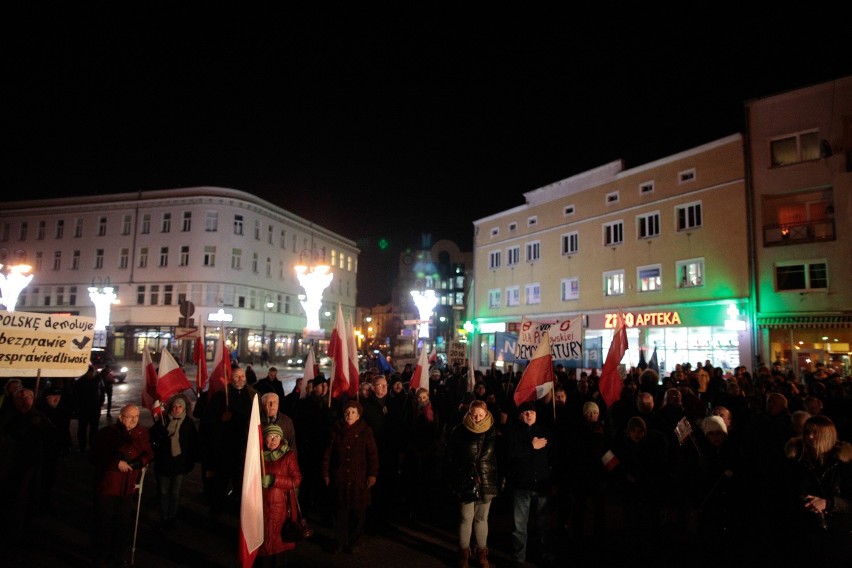 Na placu Wolności w Opolu zebrało się w środę ponad 300...