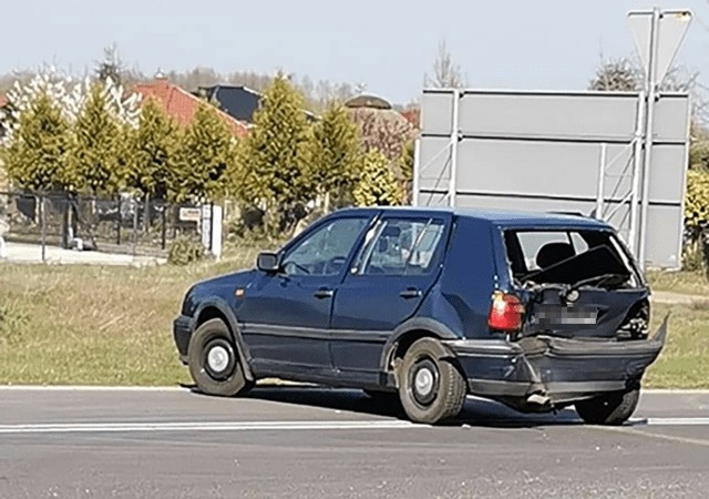 Do zderzenia doszło w poniedziałek, 8 kwietnia, na skrzyżowaniu w Ulimiu pod Gorzowem. Zderzyły się peugeot i dwa volkswageny.Kierujący peugeotem wjeżdżał na skrzyżowanie z drogi podporządkowanej. Chciał jechać w kierunku Gorzowa. Zajechał jednak drogę jadącemu prawidłowo w kierunku Krasowca volkswagenowi passatowi. Po zderzeniu passat odbił się i wpadł na jadącego volkswagena golfa.Na szczęście, mimo groźnie wyglądającej stłuczki nikomu nic się nie stało. Zdarzenie została zakwalifikowane jako kolizja.Zobacz też: Kostrzyn nad Odrą. Śmiertelne potrącenie na rondzie