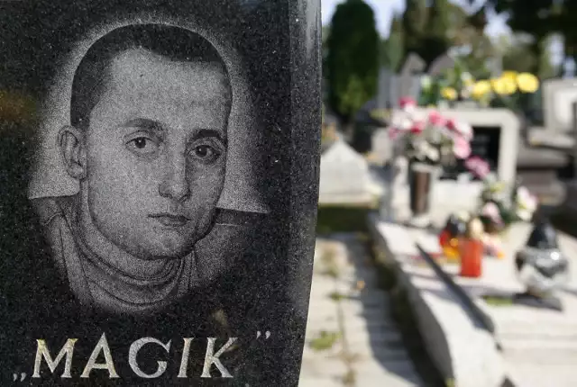 Grób Piotra "Magika" Łuszcza znajduje się na cmentarz w Katowicach-Bogucicach.