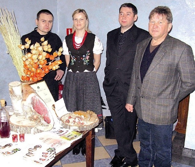 Jan Ancypo (pierwszy z prawej) prezentuje kumpiaka