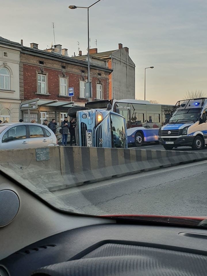 Wypadek w Krakowie na ulicy Konopnickiej. Przejazd Alejami...