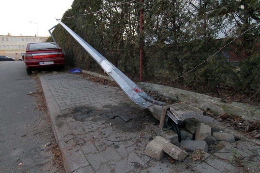 Wypadek w pobliżu Żmigrodkiej. Zniszczona latarnia i rozbity polonez, ale sprawcy nie ma (ZDJĘCIA)