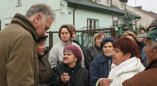 Mieszkańcy blokowali wjazd na posesję, na której ma stanąć maszt.