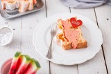 Desery z arbuza przepisy na: tort arbuzowy, karpatka i kremowy deser z pistacjami. Sprawdź, jak zrobić