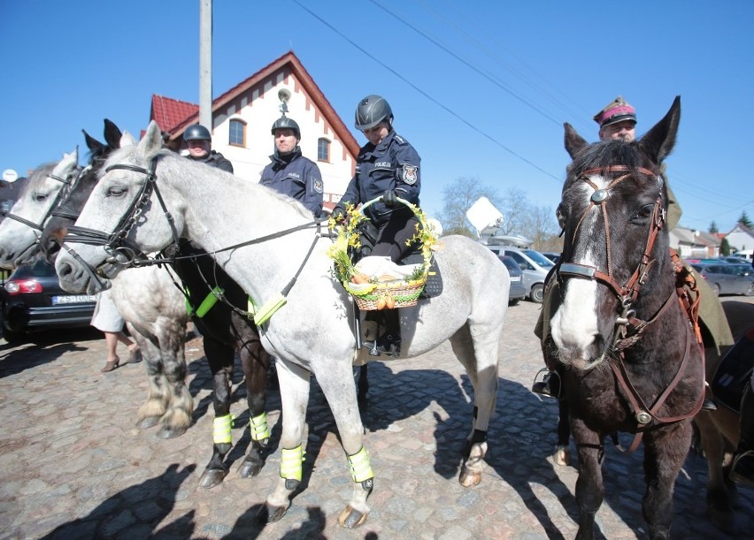 Policjanci na koniach poświęcili pokarmy [zdjęcia]