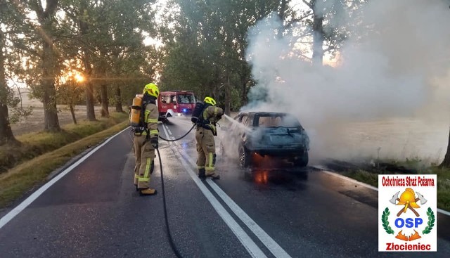 W czwartek o godz. 19.35 Ochotnicza Straż Pożarna Złocieniec została zadysponowana do pożaru samochodu osobowego na DK 20.Do pożaru doszło pomiędzy Suliszewem a Drawskiem Pomorskim - podaje Ochotnicza Straż Pożarna Złocieniec na swoim profilu facebookowym. Samochodem podróżowała jedna osoba, która sama opuściła pojazd przed przybyciem służb ratunkowych. Nie odniosła żadnych obrażeń. Droga na czas prowadzenia działań gaśniczych, była zamknięta w obu kierunkach. Po ugaszeniu auta został wprowadzony ruch wahadłowy.W akcji udział brali2 x Ochotnicza Straż Pożarna Złocieniec1 x Państwowa Straż Pożarna Drawsko Pom.Policja.Zobacz także: Koszalin: wypadek na al. Monte Cassino - zderzenie auta osobowego i skutera