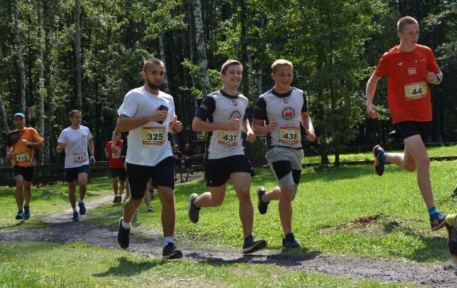 W czwartej rundzie cyklu biegów „VII MosirGutwinRun 2019 – Półmarton i Maraton na raty” wzięło udział około 300 osób. Bieg na dystansie 10 km ukończyło 88 osoby, a bieg na dystansie 5 km – 131 osób. W marszu nordic walking wzięło udział 45 osób, a w rywalizacji dzieci dodatkowo kilkadziesiąt najmłodszych adeptów biegania.W biegu na 10km zwyciężył Michał Kołomański (Wilków / Mechanik i Przyjaciele) z czasem 00:36:57, a wśród kobiet pierwsza linię mety minęła Justyna Słowik (Ostrowiec Św. / Słowiki Biegają), która osiągnęła czas 00:51:41. W rywalizacji na dystansie 5km zwycięstwo zanotował Rafał Gontarczyk (Ostrowiec Św. / Team Never Give Up) z czasem 00:18:58, a wśród kobiet bezkonkurencyjna okazała się Dominika Łukasiewicz (Ostrowiec Św.), która na mecie zameldowała się z czasem 00:21:21.Impreza odbywa się pod patronatem Prezydenta Ostrowca Świętokrzyskiego Jarosława Górczyńskiego, Nadleśniczego Nadleśnictwa Ostrowiec Świętokrzyski oraz Fundacji Wychowanie przez Sport – organizatora ogólnopolskiej akcji „BiegamboLubię”.Partnerami VII MosirGutwinRun 2019 są Pizzeria DaGrasso, Strefa 21, Miks Meat, Mimi Torek, Hotel Accademia, Fitness Klub Centrum, Salon Komputerowy Render 2000, Skalski Piekarnia & Cukiernia, Agencja Reklamowa KreoGraf, Przychodnia Sport Medical Rehabilitacja, Hurtownia Papiernicza Signal, Impuls Gym & Fitness, Galeria Mebli Arkadia, Centrum Rehabilitacji Markmed, Kijanka - Myjnia 24h, Zakład Produkcyjno – Handlowy „Adax”, Gościniec Bałtowski Zapiecek i Bałtowski Kompleks Turystyczny, Ambulatorium Ginekologiczne Gynic.Kolejne rundy odbędą się 15 września i 13 października.(dor, mosir)