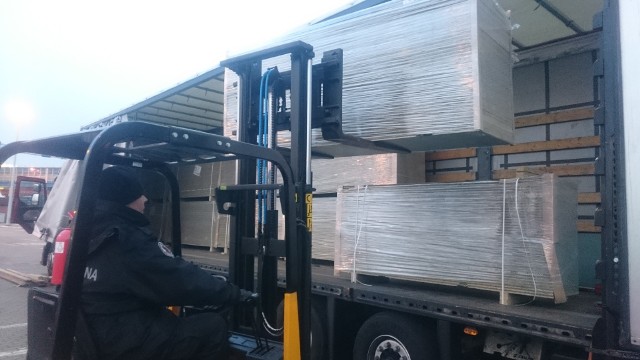 W nocy 7 lutego funkcjonariusze Zachodniopomorskiego Urzędu Celno-Skarbowego zatrzymali do kontroli samochód ciężarowy z ładunkiem 34 pakietów laminowanej płyty wiórowej o wadze około 15 ton. Zatrzymania dokonano w Świnoujściu. Samochód kierował się na prom odpływający do Szwecji.Na podstawie analizy dokumentów przewozowych funkcjonariusze, wspierani przez wyszkolone do wykrywania wyrobów tytoniowych psy służbowe, podjęli decyzję o przeprowadzeniu kontroli towaru. Oględziny wzbudziły zastrzeżenia co do jakości i stanu ładunku znajdującego się na naczepie. Podejrzenia były uzasadnione, ponieważ po rozpakowaniu kilku pakietów z płytą okazało się, że są to jedynie konstrukcje wykonane z płyty wiórowej. W kilkunastu ułożonych jedna na drugiej płytach zostały wycięte otwory, które tworzyły swego rodzaju skrzynie.Po dokonaniu szczegółowej kontroli tego specyficznego ładunku, funkcjonariusze znaleźli w większości ze skrzyń papierosy bez polskich znaków akcyzy. Łącznie, po rozładowaniu i sprawdzeniu całości towaru, ujawniono 9.989 tzw. „sztang” papierosów, co dało łączną ilość 1.997.800 sztuk papierosów o wartości rynkowej 1,4 mln złotych. Uszczuplone należności celno-podatkowe wyniosły blisko 2,4 mln złotych.Kierowcy postawiony został zarzut popełnienia przestępstwa skarbowego zagrożonego karą grzywny albo karą pozbawienia wolności do lat 3, albo obu tym karom łącznie. Dasze postępowanie prowadzone będzie przez Dział Dochodzeniowo-Śledczy Zachodniopomorskiego UCS w Szczecinie.To największe jednorazowe ujawnienie zachodniopomorskich funkcjonariuszy od 2016 roku, w którym ujawniono 1.5 miliona papierosów. Jednak największe wykrycie, jak do tej pory, było w roku 2014, kiedy ujawniono 2.5 miliona papierosów.Zobacz także Proste mechanizmy oszustw w VAT są już niemożliwe do stosowania