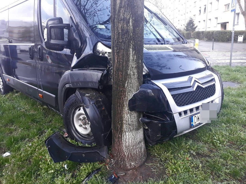 Wypadek dwóch samochodów na Grabiszynie. Bus uderzył w drzewo (ZDJĘCIA)