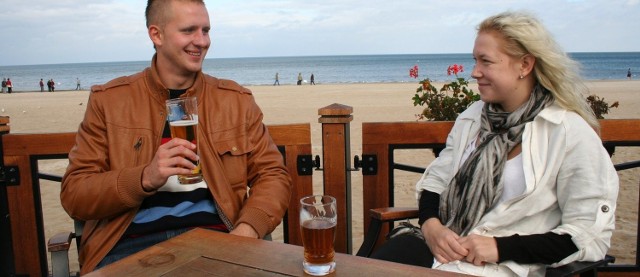 Sebastian Wostal i Natalia Paturalski twierdzą, że taki zakaz nic nie zmieni. - Wiele osób lubi spędzać czas przy piwie - mówi Sebastian Wostal. - Taki zakaz spowoduje tylko to, że ludzie będą wnosić na plażę alkohol i pić po kryjomu.