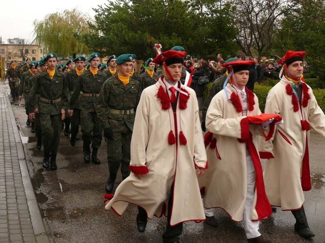 Klasy wojskowe w "budowlance&#8221; na razie nie będą wygaszane.