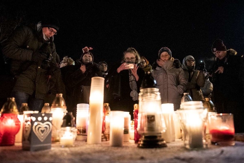 Poznań: Tłumy poznaniaków na placu Wolności milczeniem i tysiącami świateł oddały hołd zamordowanemu Pawłowi Adamowiczowi [ZDJĘCIA]