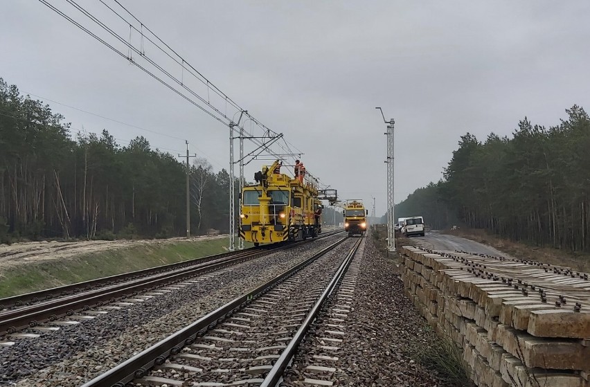 Wielkie opóźnienia pociągów na trasie Lublin - Warszawa. Zerwana jest trakcja nad torami