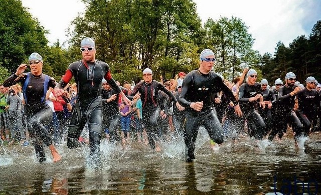 Triathlon to widowiskowa impreza. Pierwszym wyzwaniem jest pływanie.