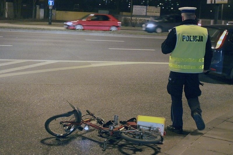 Wypadek na al. Jana Pawła II. Samochód potrącił rowerzystę