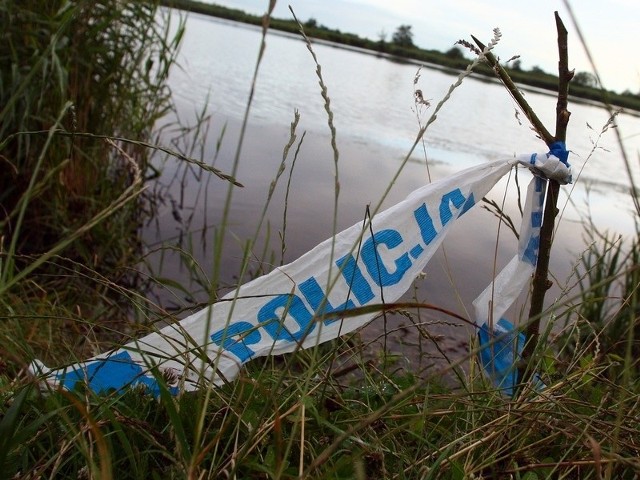 Prokuratura i policja szukają osób, które w godzinach popołudniowych i nocnych z soboty na niedziele przebywały w okolicy kanału Odyńca w rejonie ul. Autostrada Poznańska. Według naszych informacji wczoraj telefony milczały. Dziś śledztwo ma być kontynuowane.