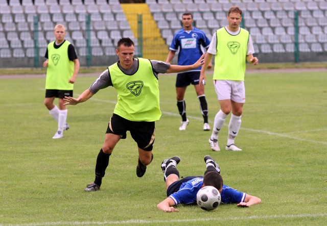 Piłkarze "Stalówki" (z lewej Bartosz Horajecki, w środku Tomasz Tomasik, z prawej Marek Kusiak) przegrali na własnym stadionie sparing z Unią Tarnów.