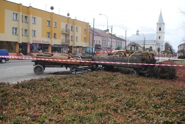 Do zdarzenia doszło w czwartek około godz. 10, na drodze wojewódzkiej 865 w Cieszanowie k. Lubaczowa. W wyniku przerwania zaczepu przy wozie rolniczym, doszło do odczepienia się od ciągnika dwóch wozów z drewnem. Odczepione wozy wjechały na chodnik gdzie uderzyły w idącego 76-letniego mieszkańca gm. Cieszanów.  Mężczyzna z obrażeniami został przewieziony karetką pogotowia do szpitala. Policjanci przebadali stan trzeźwości kierującego ciągnikiem rolniczym, był  trzeźwy.Kierowcy, 54-letniemu mieszkańcowi gm. Cieszanów, za spowodowanie zagrożenia w ruchu drogowym zatrzymano prawo jazdy.