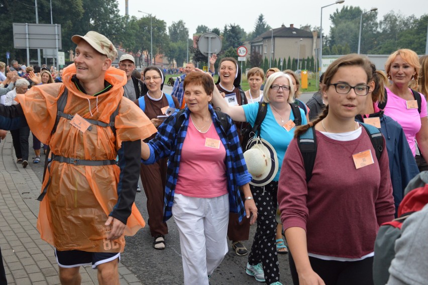 Oświęcim. Pielgrzymi w drodze na Jasną Górę [ZDJĘCIA, WIDEO]