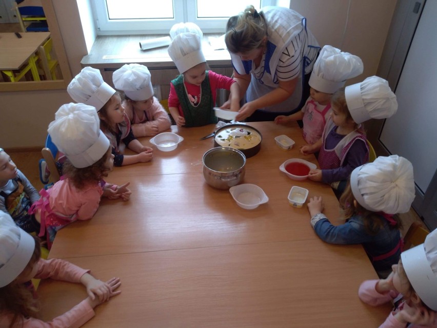 Przedszkolaki z Karnkowa poznały pracę piekarza i cukiernika od kuchni [zdjęcia]
