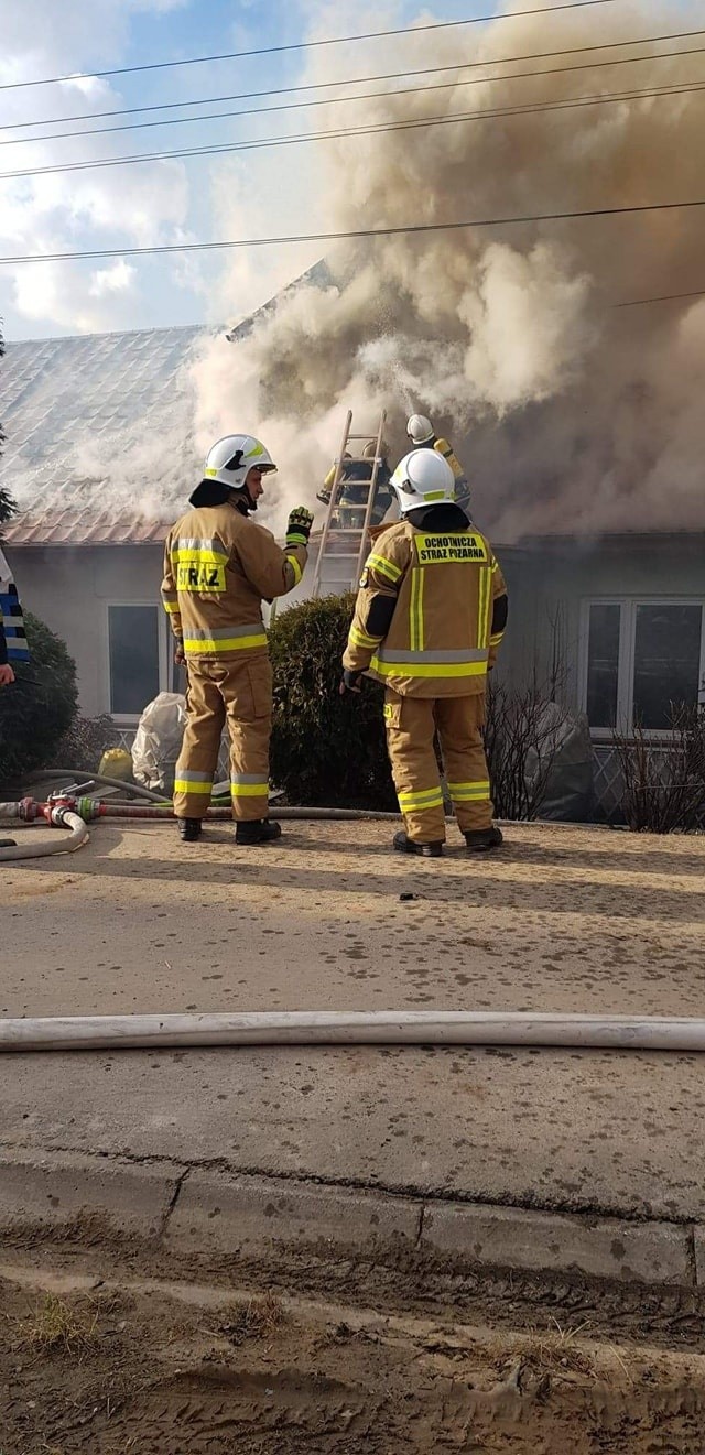 Pożar domu jednorodzinnego w gminie Nowa Słupia. Strażacy przez 3 godziny walczyli z ogniem (ZDJĘCIA)