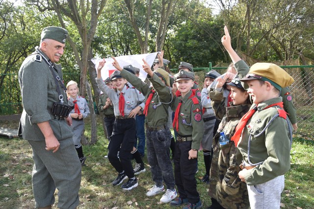 Harcerze i zuchy uczestniczyli w zajęciach  prowadzonych m. in. przez żołnierzy WOT  z Inowrocławia i rekonstruktorów