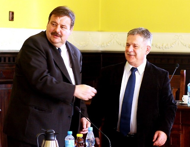 Stanisław Skaja (z lewej) cieszy się z absolutorium. Obok Aleksander Mrówczyński