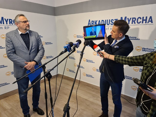 Posłowie Tomasz Lenz i Arkadiusz Myrcha podczas wtorkowej konferencji prasowej