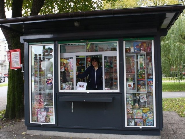 Jednym z odnowionych kiosków jest ten przy al. Sienkiewicza w Słupsku. Jest grafitowy i ma większą witrynę.