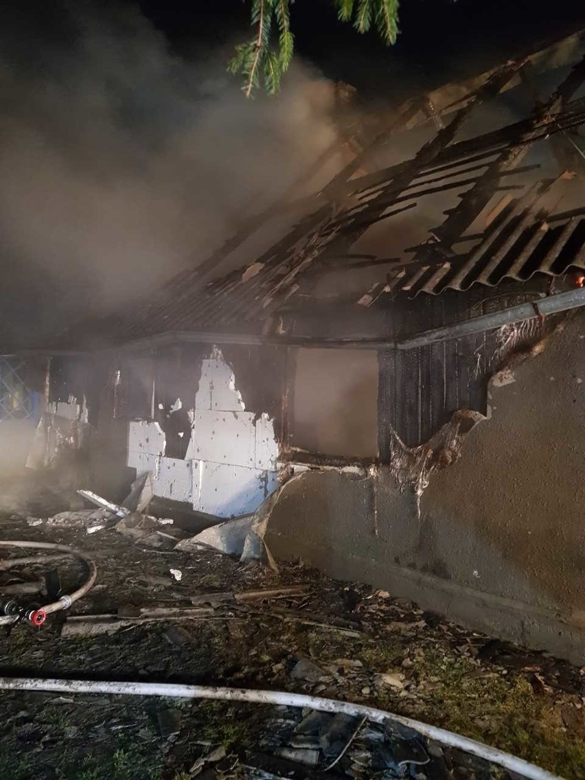 Pożar w Dąbrowie koło Lichnów [21.12.2018]. Palił się dom jednorodzinny. Nie żyje kobieta