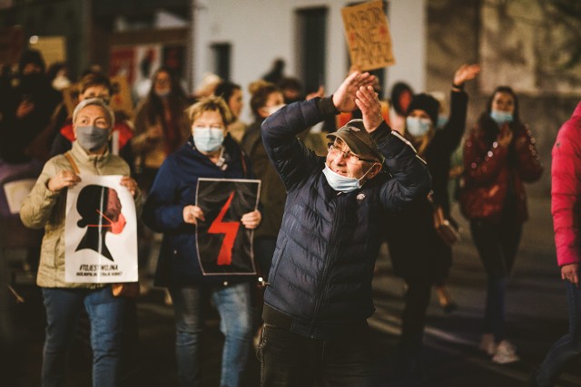 28.10.2020 - protest kobiet w Sulechowie WIDEO: protest kobiet w Słubicach. Nie obyło się bez zatrzymań