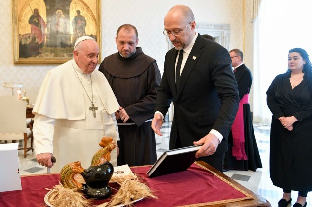 Papież Franciszek dostał niecodzienny prezent od premiera Ukrainy.