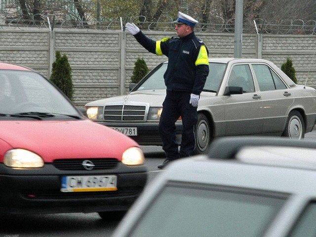 W ciągu najbliższych dni przy cmentarzu parafialnym będzie tłoczno. - Zwracajmy uwagę na znaki - apelują policjanci.