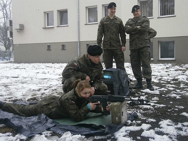 Uczniowie poznali budowę karabinków szturmowych beryl i zasady zgrywania przyrządów celowniczych.