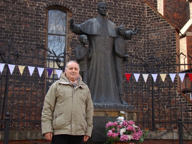 Massimo Bonanni pod pomnikiem św. Jana Bosko przed Zakładem Towarzystwa Salezjańskiego w Oświęcimiu