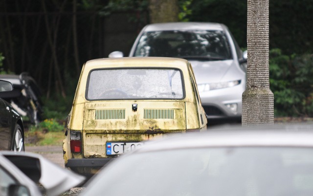 Fiacik stoi na policyjnym parkingu w Toruniu