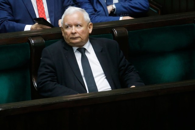 Nie tylko Solidarna Polska i Porozumienie, ale też kilkunastu posłów PiS zagłosowało przeciw woli prezesa Kaczyńskiego