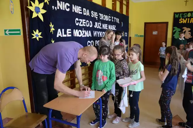 Ikona piłki ręcznej Karol Bielecki odwiedził dzieciaki ze szkoły w Jasionnie.