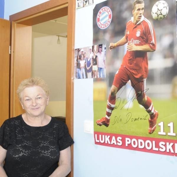 - Jesteśmy dumni z naszego Lukasa - Teresa Podolska zaprasza do pokoju oklejonego plakatami z gwiazdą niemieckiej reprezentacji.