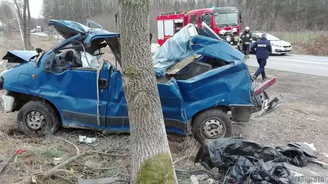 Do tego wypadku doszło 29 marca na drodze pomiędzy Boroszowem i Kozłowicami w powiecie oleskim. Kierujący fiatem ducato, 27-letni mężczyzna, na prostym odcinku drogi, podczas wyprzedzania, stracił panowanie nad kierownicą, zjechał do rowu i następnie uderzył w drzewo. Busem jechały cztery osoby: kierowca i pasażerowie. Niestety, jeden z pasażerów zginął na miejscu. Pozostali trzej poszkodowani są ranni. Okazało się, że 27-letni kierowca był kompletnie pijany, miał ponad 2 promile alkoholu. 
