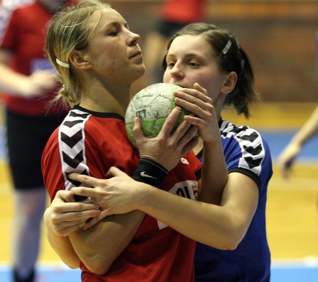 Słupskie zawodniczki (na zdjęciu z prawej Paulina Muchocka), aby pozostać w ekstraklasie będą musiały zagrać jeszcze trzy mecze.