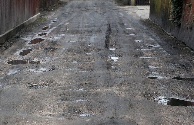 - Woda w tych koleinach stoi całymi dniami. Nie da się przejść, przejechać trudno - skarży się mieszkaniec.