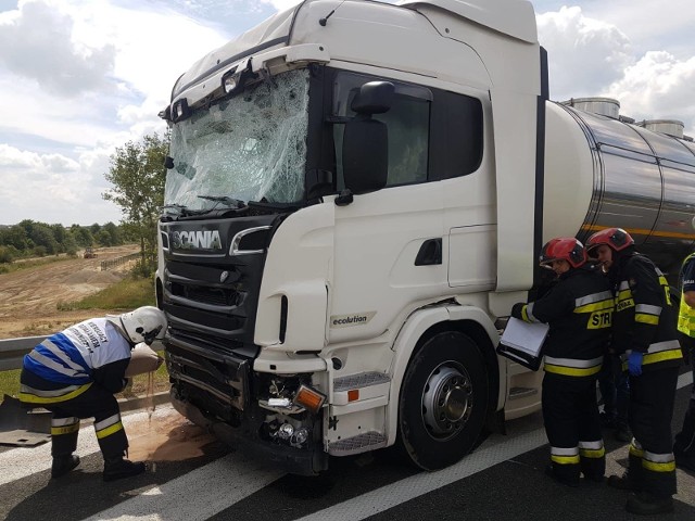 Wypadek na autostradzie A4 na pasie w kierunku Katowic. Do zdarzenia doszło przed godziną 14.00.