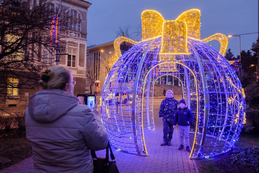 Tarnowskie ulice przyozdobione świątecznymi iluminacjami [ZDJĘCIA]