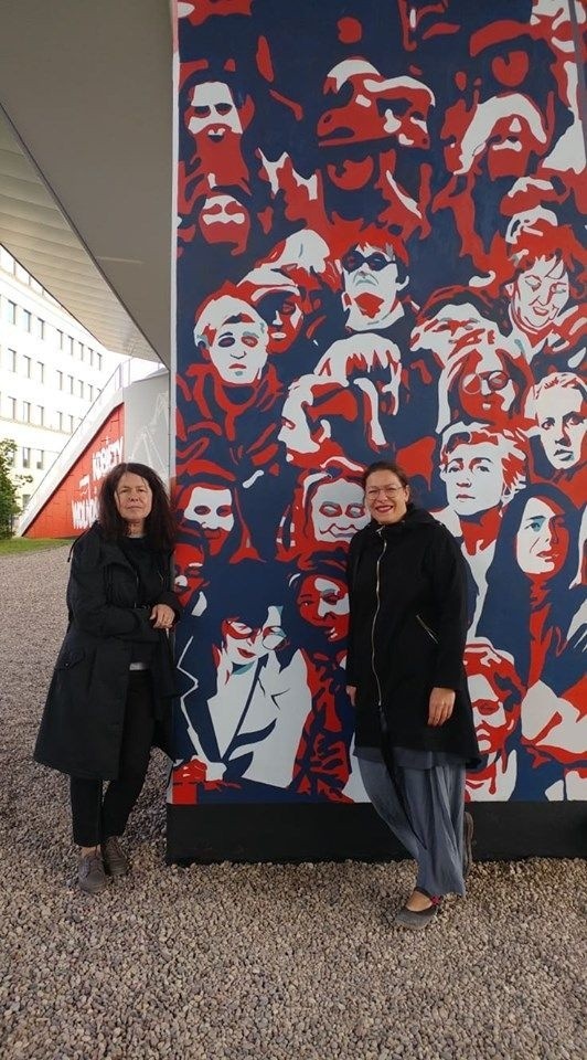 Z lewej Maria Eichler, w środku jej podobizna na muralu namalowana przez córkę Annę Eichler (z prawej)