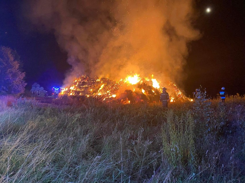 Pożar dwóch stert słomy w gminie Chociwel. Spaliło się 600 balotów [ZDJĘCIA]