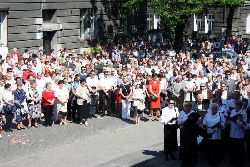 Boże Ciało 2014 w Zabrzu: procesja z kościoła św.Anny w...