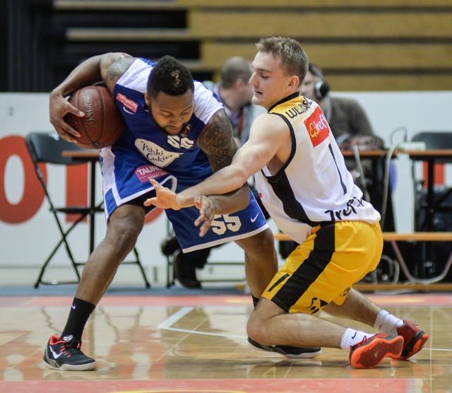 Artur Włodarczyk (po prawej) to jeden z tych młodzieżowców Trefla, którzy często dostają szanse gry w Tauron Basket Lidze