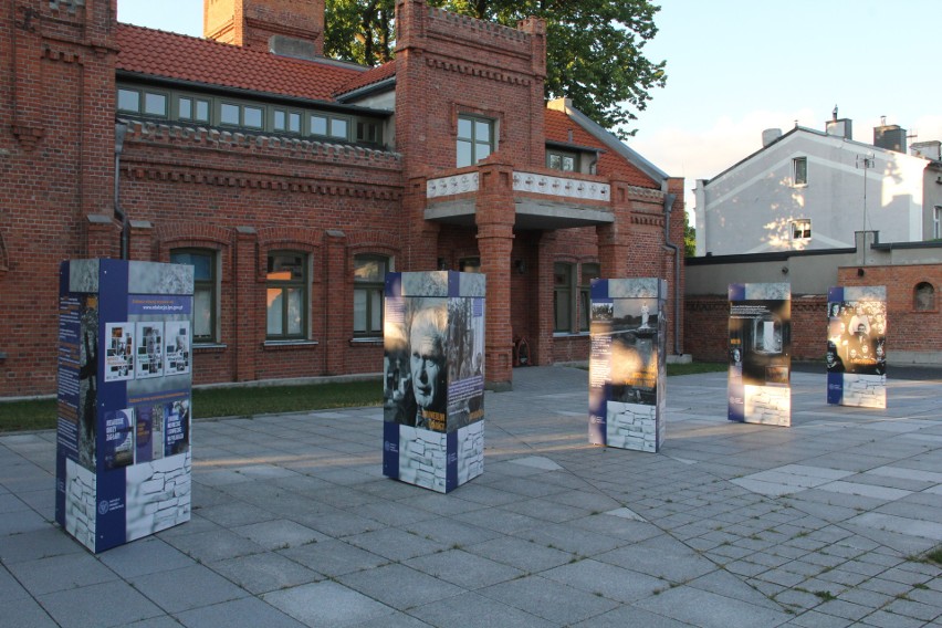 Wystawa pt. „Sąsiedzka krew. Ludobójstwo wołyńsko-galicyjskie 1943–1945” na dziedzińcu Muzeum Regionalnego w Brzezinach