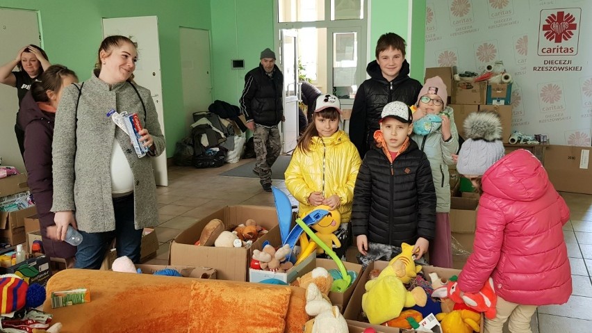 73 transporty humanitarne, czyli miesiąc pomocy Ukrainie od Caritas Diecezji Rzeszowskiej